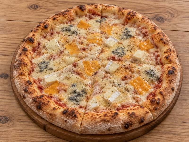 До 21% попуст на пица Кватро Формаџи во Amici Pizza – преземи БЕСПЛАТЕН купон!